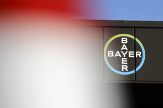 Das Logo der Bayer AG zu sehen an einem Dach im Rahmen der Sommertour von Hendrik Wüst bei seinem Besuch der Agrarsparte