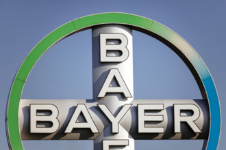 Logo des Bayer-Konzerns am Flughafen Köln/Bonn. Köln, 21.04.2020 *** Bayer Group logo at Cologne Bonn Airport Cologne, 2