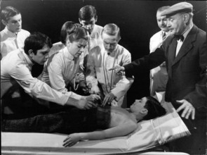 Der eiserne Henry (1968) Der eiserne Henry (1968) - Der Vater hat seinen Sohn zur Untersuchung zum Arzt gebracht. Die er