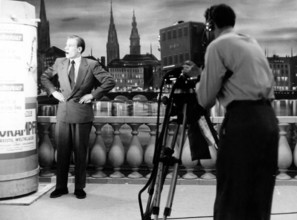 Jürgen Roland, noch vor seiner Karriere als Regisseur, als Reporter im Versuchsprogramm des NWDR mit seiner Sendung Was