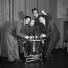 Mitarbeiter der NWDR Musikredaktion hauen auf die Pauke, Hamburg 1954. Music editors at NWDR radio station playing a ke