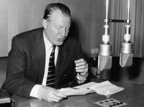 Der deutsche Hörfunk und Fernsehjournalist Peter von Zahn auf Sendung ca Anfang 1960er Jahre Ger