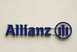 Allianz Versicherung, Logo und Schriftzug an einer Hauswand *** Alliance Insurance, Logo and Logo to a House wall 113160