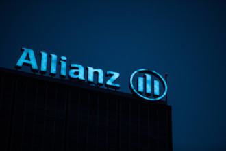 Der Schriftzug des Versicherungsunternehmens Allianz SE auf dem 125 Meter hohen Treptower in Berlin. Foto: bildgehege Al