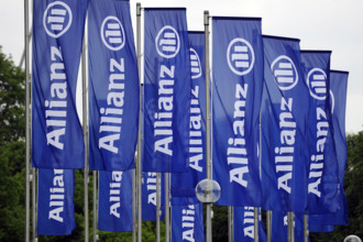 Allianz uebertrifft nach Endspurt die Gewinnerwartungen Ð Optimistischer Ausblick Flaggen,Fahnen im Wind. ALLIANZ SE Hau