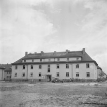Anefo photo collection. Repatriation Camp Bergen-Belsen. Building with inscription M.B. 57 and red-cross sign. 1945. Ber