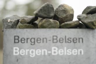 Gedenkstätte Bergen Belsen nach jüdischer Friedhofstradition liegen Gedenksteine der Ewigkeit auf Ge