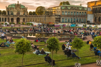News Bilder des Tages Zwinger Open Air Zwinger Open Air: Staatskapelle Dresden überträgt Sonderkonzert aus der Semperope