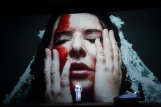 Adela Zaharia (links, als Lucia Ashton) und Marina Abramovic sowie in der Projektion Marina Abramovic während der Fotopr