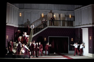 Ensemble während der Fotoprobe für Hamlet in der Komischen Oper Berlin, 12. April 2023. // Oper in fünf Akten von Ambroi
