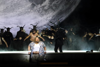 Rene Pape (als Sir John Falstaff), vorn, und Ensemble während der Fotoprobe zu Die lustigen Weiber von Windsor in der S
