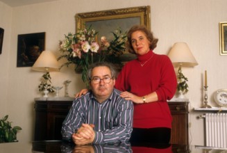 Journalistin Beate Klarsfeld mit Ehemann Serge Klarsfeld (Historiker) in ihrer Wohnung in Paris