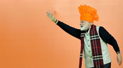 News Bilder des Tages JAMMU, INDIA - FEBRUARY 3: Prime Minister Narendra Modi waves to supporters during a public rally
