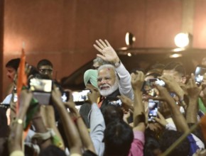 News Bilder des Tages NEW DELHI, INDIA - SEPTEMBER 28: Prime Minister Narendra Modi waves at people on his arrival from