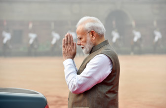 News Bilder des Tages NEW DELHI, INDIA - NOVEMBER 1: Prime Minister Narendra Modi gestures at German Chancellor Angela