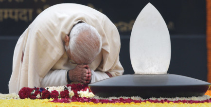 News Themen der Woche KW52 News Bilder des Tages NEW DELHI, INDIA - DECEMBER 25: Prime Minister Narendra Modi pays flor