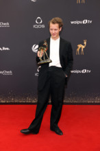 Bambi-Verleihung 2023 in München Schauspieler Felix Kammerer (Preisträger in der Kategorie Schauspieler national) mit se