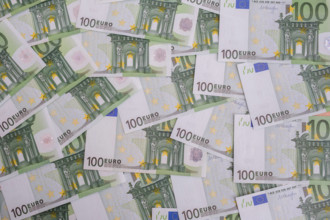 100 Euro-Scheine *** 100 Euro notes