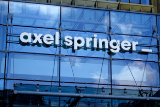 Schriftzug Axel Springer am Springer-Hochhaus