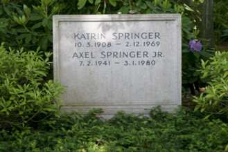 cntv Uebersicht Grabstein Grabstelle Blumen von Katrin Springer und Axel Springer jr. Die