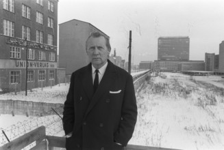 Axel Caesar SPRINGER Deutschland Verleger Halbfigur steht an einem Abschnitt der Berliner Mauer