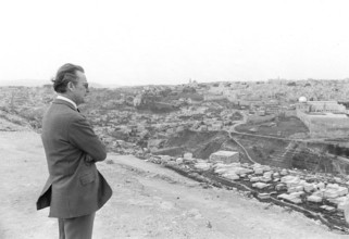 Axel Caesar SPRINGER Deutschland Verleger Halbfigur im Profil blickt auf die Stadt Jerusalem Isr