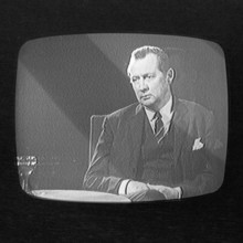 Der deutsche Zeitungsverleger Axel Cäsar Springer in einer Fernsehsendung vom Fernseher abfotogtafie