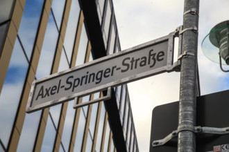 Straßenschild Axel-Springer-Straße Außenansicht Axel-Springer-Verlag *** Street sign Axel Springer Straße Exterior view