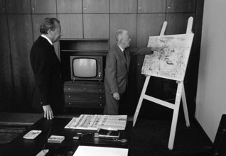 Bildnummer: 54446200  Datum: 30.03.1967  Copyright: imago/Sven Simon
Axel Caesar SPRINGER (li.),