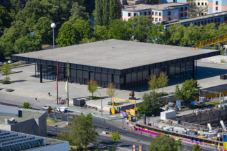 Neue Nationalgalerie , Architekt Mies van der Rohe, Bronze-Skulptur Der Bogenschütze , Henry Moore und Broken Obelisk vo