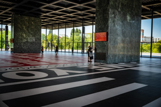 Berlin Mitte Tiergarten; das Kulturforum : die NEUE NATIONALGALERIE, Architekt: Mies van der Rohe - Sonderausstellung Ba