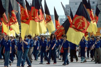 Bildnummer: 52941693  Datum: 03.06.1979  Copyright: imago/SMID
FDJler mit DDR-Fahnen auf dem