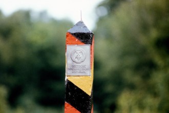 Bildnummer: 53228911  Datum: 15.05.1988  Copyright: imago/Rust
Grenzpfahl der DDR im Lappwald bei