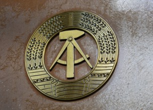 Staatswappen Deutsche Demokratische Republik mit Hammer Zirkel und Ährenkranz im Museum Tränenpalas