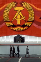 Bildnummer: 52209262  Datum: 07.10.1979  Copyright: imago/Sven Simon
Passanten unter dem Emblem