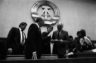 Bildnummer: 52246134  Datum: 17.11.1989  Copyright: imago/Stana
Günter Maleuda (4.v.li.,