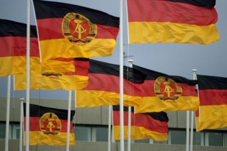 Bildnummer: 52427796  Datum: 10.08.1989  Copyright: imago/Sven Simon
Nationalflaggen der DDR und