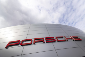 Porscheplatz, Stuttgart-Zuffenhausen mit Porsche Museum und Hauptverwaltung. Kunstwerk Inspiration 911 von Gerry Judah a
