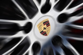 Symbolfoto Porsche Felge mit Porsche Logo Markenwappen Markenzeichen Hauptversammlung Porsche Autom