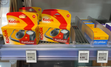 13.08.2025,
Deutschland, NRW,
Fotokonzerne,
Das Unternehmenden Eastman Kodak steht vor dem Aus - die Aktie stürzte um 25 Prozent ab,
Kodak Kameras bei einem Händler,