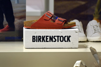 Sandalenhersteller BIRKENSTOCK ueberrascht Anleger. Birkenstock Schuhe stehen in einem Birkenstock Store in Muenchen. **