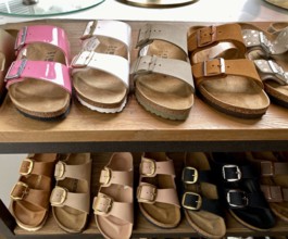 20.02.2025,
Deutschland, NRW,
Schuhhersteller,
Der Bundesgerichtshof hat entschieden, dass Birkenstock-Sandalen keine Kunst sind.
Schaufenster mit Birkenstock Sandalen,