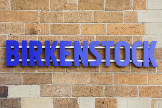 Birkenstock, deutscher Schuhhersteller, Traditionsmarke, Schriftzug am Firmengebäude in Köln-Rheinauhafen, Nordrhein-Wes
