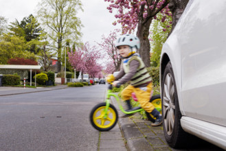 Kind hinter parkendem Auto im Strassenverkehr, Bonn, 03.04.2024. Bonn Deutschland *** Child behind parked car in traffic