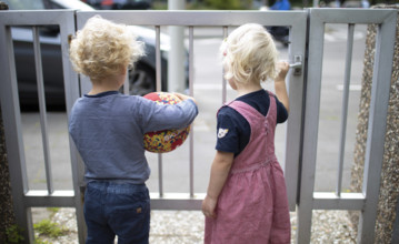 Thema: Strassenverkehr: Kinder werden vor dem Verkehr durch ein Toerchen geschuetzt. Bonn Deutschland *** Topic Road Tra