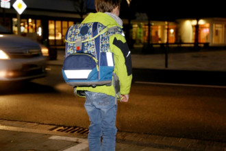 Schulkind bei Dunkelheit im Straßenverkehr, Model released (Mutterstadt, Deutschland, 26/01/2020) *** Schoolchild at ni