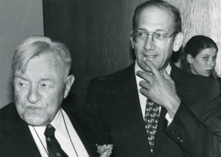Teddy Kolleg (links), der alte Bürgermeister von Jerusalem und Ehud Olmert, der neue Bürgermeister, fotografiert am 06.