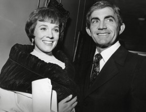 Blake Edwards with wife Julie Andrews circa 1972 Hollywood CA USA PUBLICATIONxINxGERxSUIxAUTxONLY