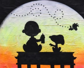 Charlie Brown und Snoopy sitzen auf dem Brandenburger Tor und sinnieren im Abendrot über die Weltenlaeufe. Wandmalerei
