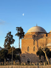 Historische osmanische Sinan-Pascha-Moschee mit Mondsichel unter blauem Himmel bei Sonnenuntergang